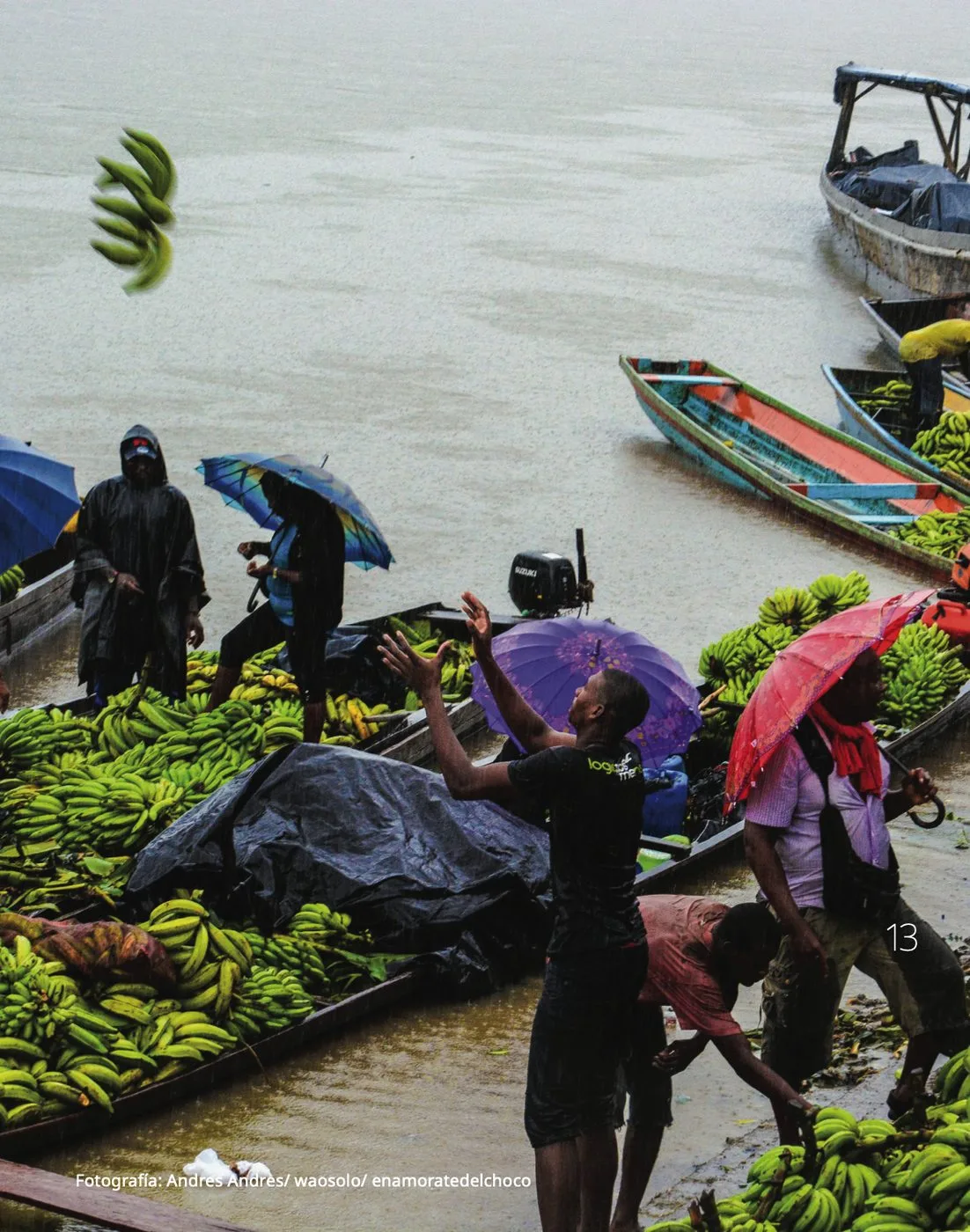 Mercado fluvial del Pacífico: canoas, plátano y comunidad